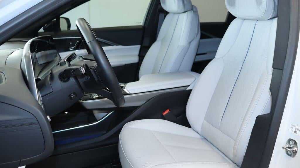 2024 Cadillac LYRIQ Luxury 2