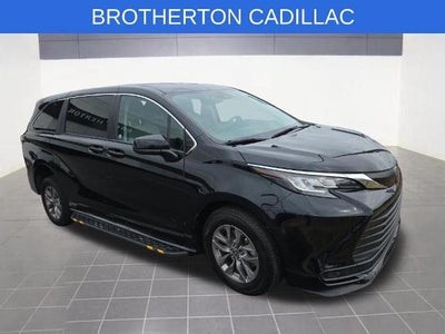 2022 Toyota Sienna LE